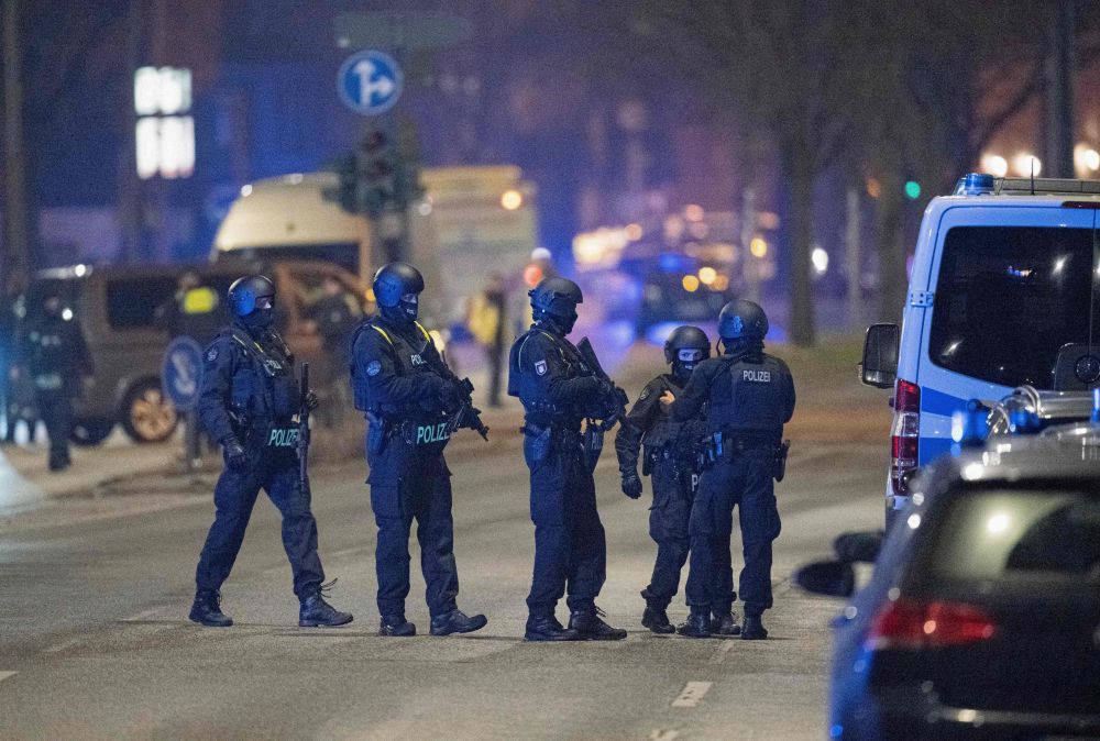 Anggota pasukan keselamatan dilihat di lokasi selepas insiden tembakan di sebuah gereja Jehovah’s Witness di Hamburg pada lewat kelmarin. — Gambar AFP