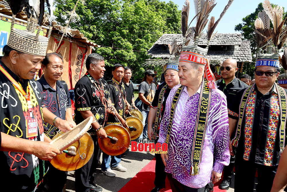  Hajiji disambut Pengerusi Penganjur Datuk Rubin Balang dan Menteri Belia dan Sukan Datuk Elron Angin ketika tiba di majlis berkenaan.