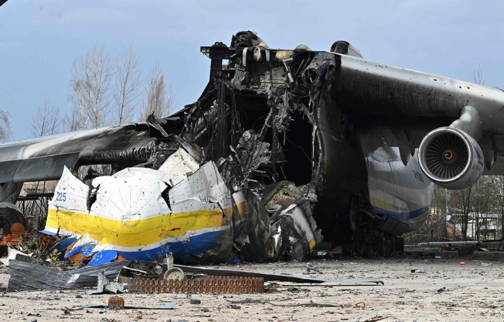  Gambar fail diambil pada 8 April, 2022 menunjukkan pesawat kargo Antonov An-225 ‘Mriya’ yang musnah selepas serangan di lapangan terbang Hostomel di barat laut ibu negeri Kiev semasa pencerobohan tentera Rusia ke atas Ukraine. — Gambar AF 