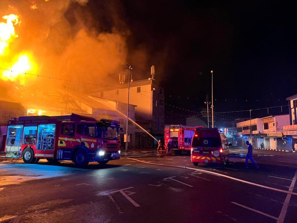 Pasukan bomba sedang menjalankan operasi mengawal dan memadam kebakaran bangunan kedai di hadapan pasar Pulau Babi, awal pagi tadi.