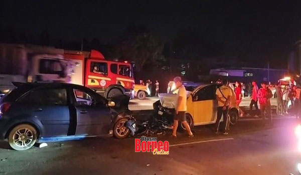  Dua kenderaan yang bertembung hingga mengakibatkan tiga mangsa meninggal dunia. Gambar sumber media sosial