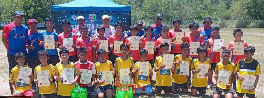  Pasukan McLaren dan Mercedes FC yang menjadi juara dan naib juara kategori umur B13 karnival tersebut.