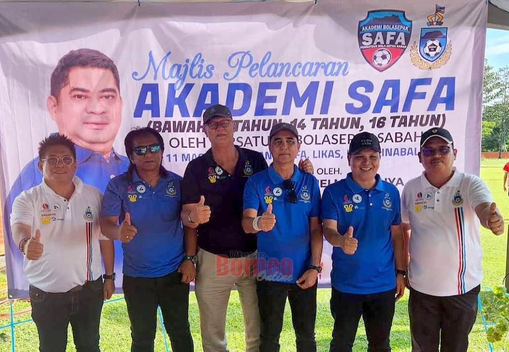  Azman (kiri), Jelani serta David merakamkan gambar kenangan bersama ikon Akademi SAFA, Matlan, James dan Hassan.