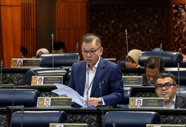 Chan ketika sesi soal jawab pada Mesyuarat Pertama Penggal Kedua Parlimen ke-15 di Bangunan Parlimen, hari ini. - Gambar Bernama 