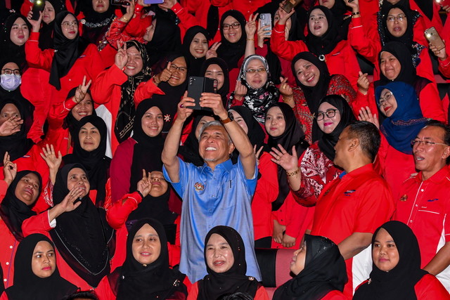 Ahmad Zahid (tengah) berswafoto pada Majlis Ramah Mesra Bersama Kakitangan KEMAS di Auditorium Jabatan Kesenian dan Kebudayan (JKKN) negeri Kelantan hari ini. - Gambar Bernama 