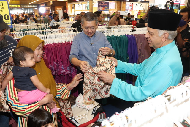 Menteri Perdagangan Dalam Negeri dan Kos Sara Hidup Datuk Seri Salahuddin Ayub (dua, kanan) beramah mesra dengan pengunjung selepas pelancaran Kempen “Klasiknya Raya” di MYDIN Subang Jaya hari ini.  Turut sama Pengarah Urusan MYDIN Datuk Wira Dr Ameer Ali Mydin (kanan). - Gambar Bernama 