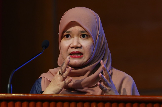 Fadhlina berucap pada Majlis Pelancaran Takwim Majlis Sukan Sekolah Malaysia (MSSM) Tahun 2023 di Auditorium Kompeks F hari ini. - Gambar Bernama 