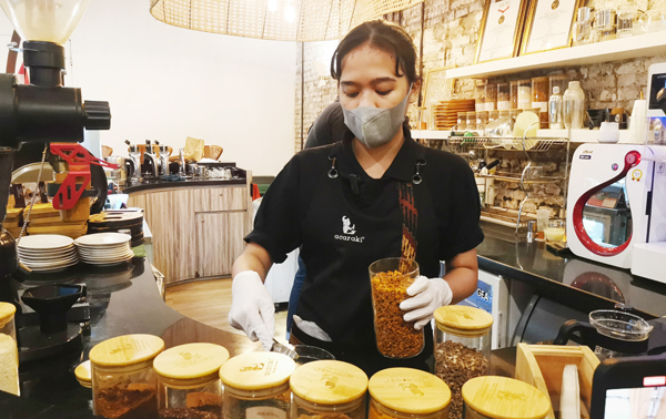  Kafe jamu yang menyediakan pelbagai jenis jamu yang berkhasiat.