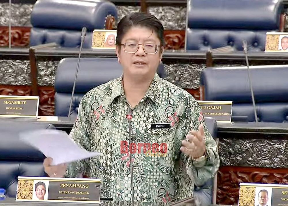  Ewon berkata sesuatu semasa sesi pertanyaan di Dewan Rakyat.