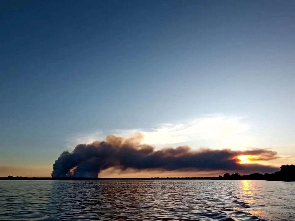  Asap hitam daripada kebakaran hutan di bandar Ituzaingo di wilayah Corrientes pada Isnin lepas. — Gambar AFP