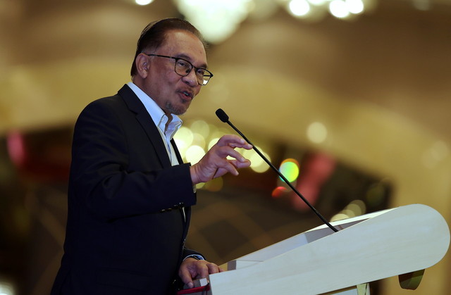 Anwar berucap pada Majlis Makan Malam Ulang Tahun Persatuan Pemaju Hartanah dan Perumahan Malaysia (REHDA) ke-50 di Petaling Jaya malam tadi. - Gambar Bernama