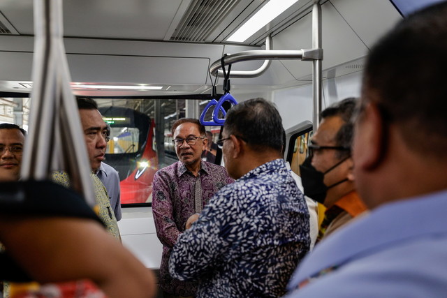 Anwar ketika menghadiri Majlis Pelancaran Operasi Laluan Penuh MRT Putrajaya Laluan Putrajaya, hari ini. -Gambar Bernama