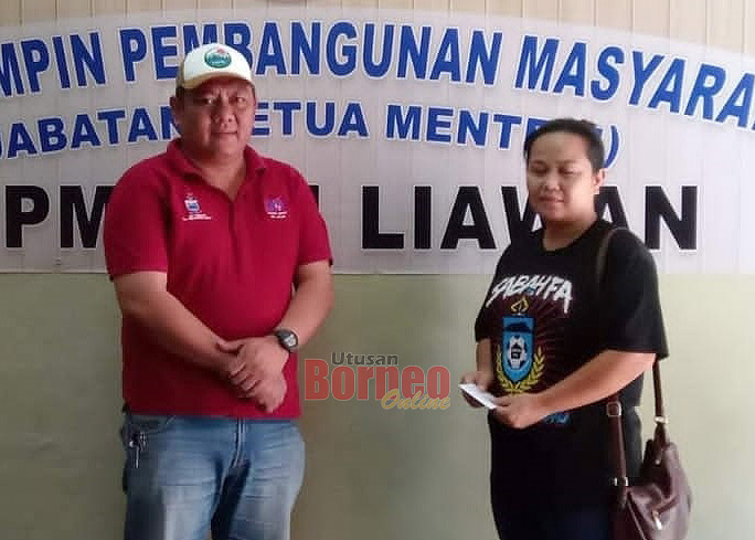  Adzra mewakili Annuar menyampaikan sumbangan kepada Leonna yang diterima oleh Lorinah.