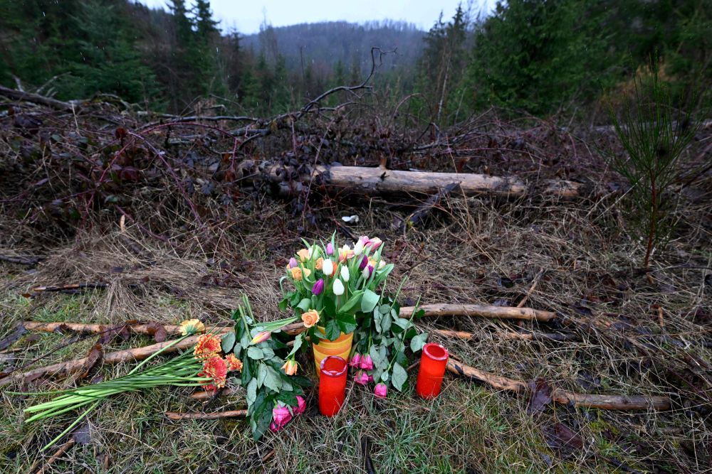  Lilin dan bunga ditinggalkan di kawasan hutan di mana mayat Luise ditemui selepas dilaporkan hilang ketika dalam perjalanan pulang dari rumah rakannya berhampiran bandar Freudenberg pada petang Sabtu lepas. — Gambar AFP