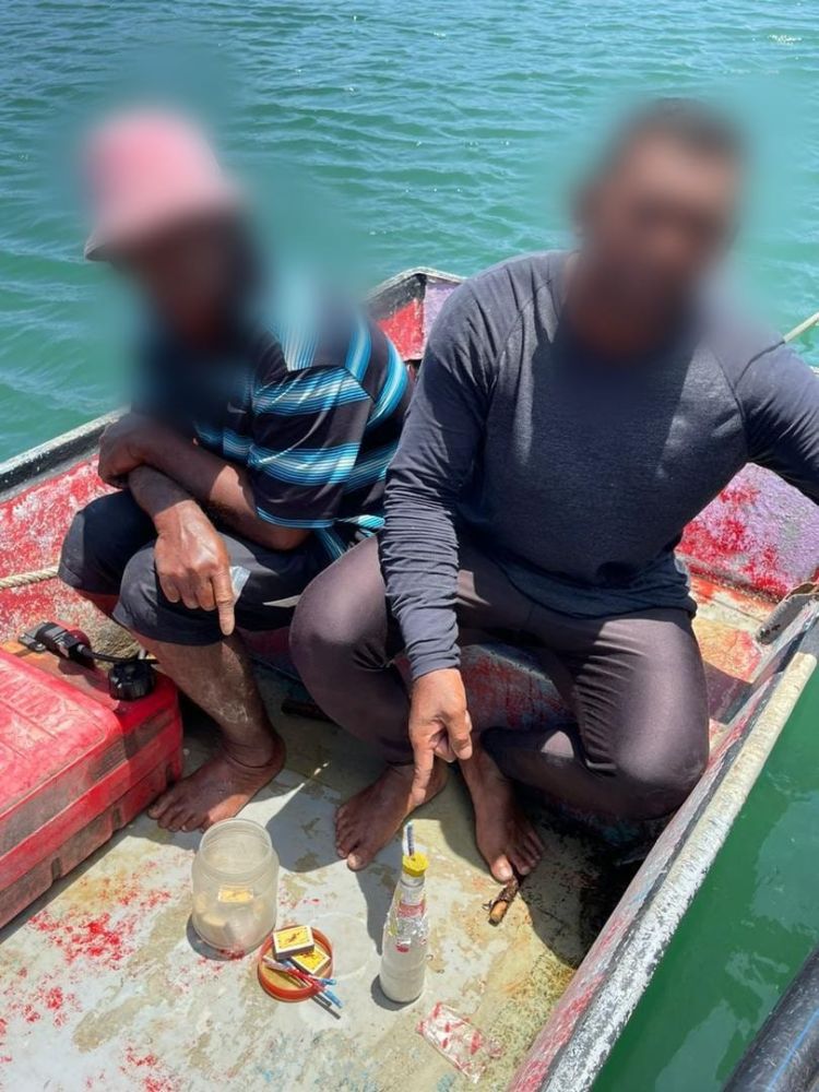  Dua suspek lelaki yang ditahan selepas dipercayai menjalankan kegiatan menangkap ikan menggunakan bahan letupan di perairan Kudat di sini.