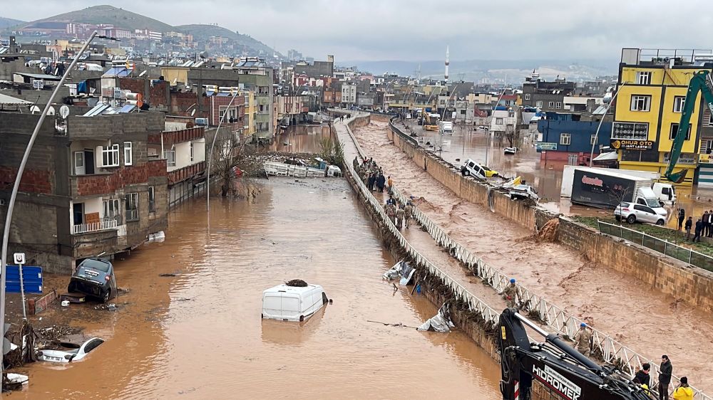 Gambar menunjukkan kerosakan akibat banjir kilat di bandar Sanliurfa kelmarin. — Gambar AFP
