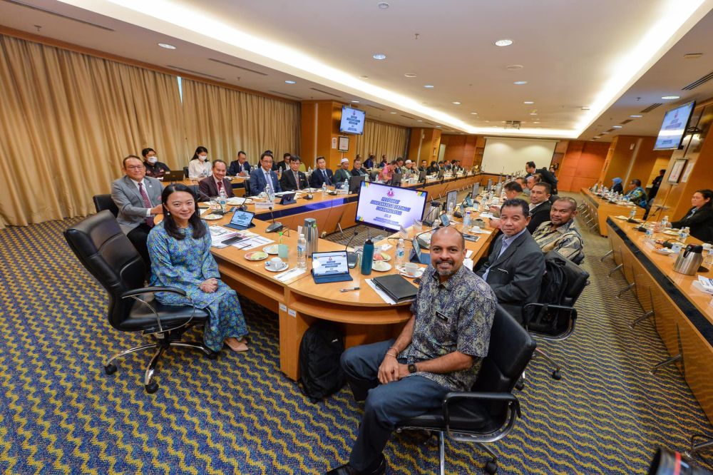 Hannah begambar enggau bala bukai maya Aum Komiti Tetinggi SUKMA ba Menara Opis Menteri Nembiak enggau Main (KBS), Putrajaya ditu, kemari.