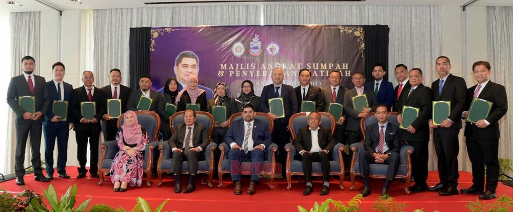  Shahelmey bersama Isnin merakamkan gambar kenangan  bersama sebahagian ahli Majlis Daerah Putatan yang menerima watikah pelantikan di majlis itu.