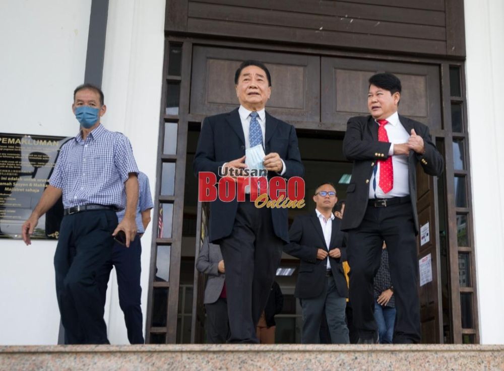 Wong (dua kanan) dan Dr Rayong (kanan) keluar dari Kompleks Mahkamah Kuching hari ini selepas selesai keputusan kes. – Gambar Chimon Upon