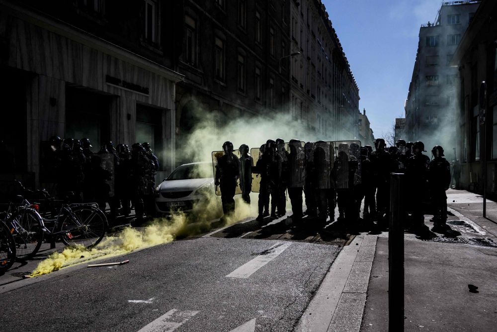 Anggota polis bertindak untuk menyuraikan penunjuk perasaan yang membantah reformasi pencen yang diperkenalkan oleh kerajaan di Lyon pada Rabu lepas. — Gambar AFP