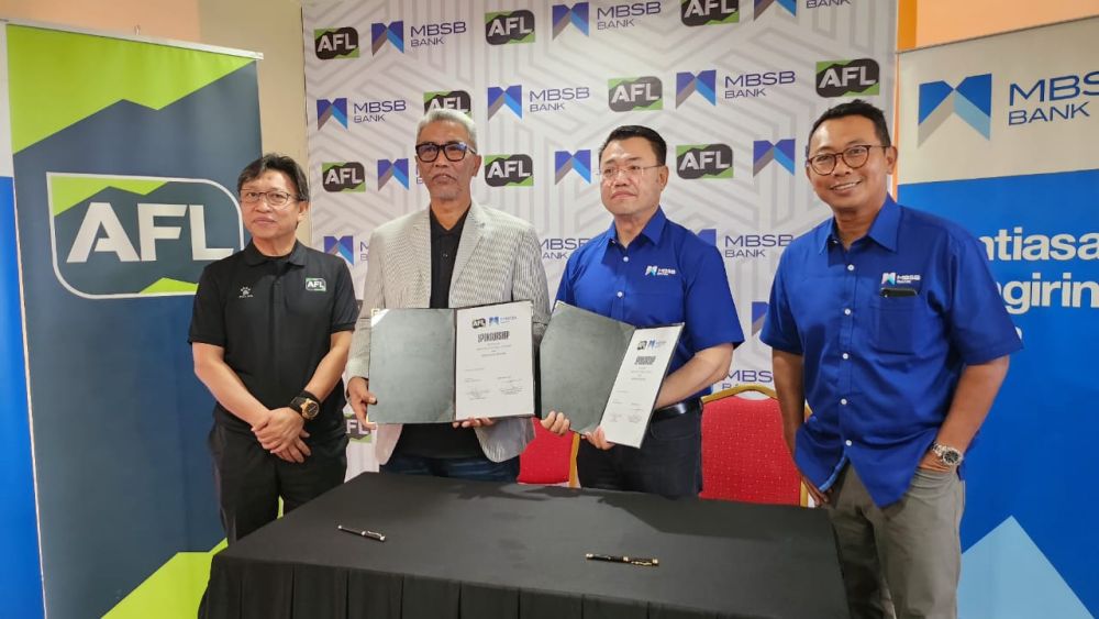 Majlis menandatangani perjanjian penajaan Mohd Yusoff (dua kiri) mewakili AFL dan MBSB Bank diwakili Nor Azam (dua kanan) disaksikan Abang Zulkarnain (kiri) di Stadium Sarawak hari ini.