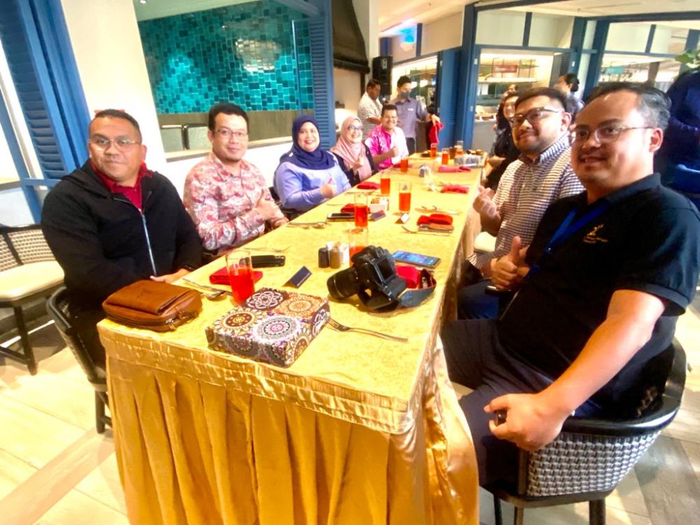 Rubiah (tiga kiri), Shuhaimi (dua kiri) serta yang lain pada majlis Santai Bersama Media di Kuching, hari ini.