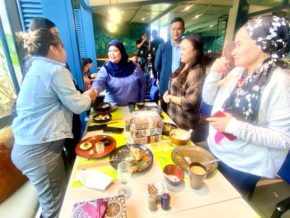 Rubiah bersalaman dengan pengamal media yang hadir sempena majlis Santai Bersama Media di Kuching, hari ini.