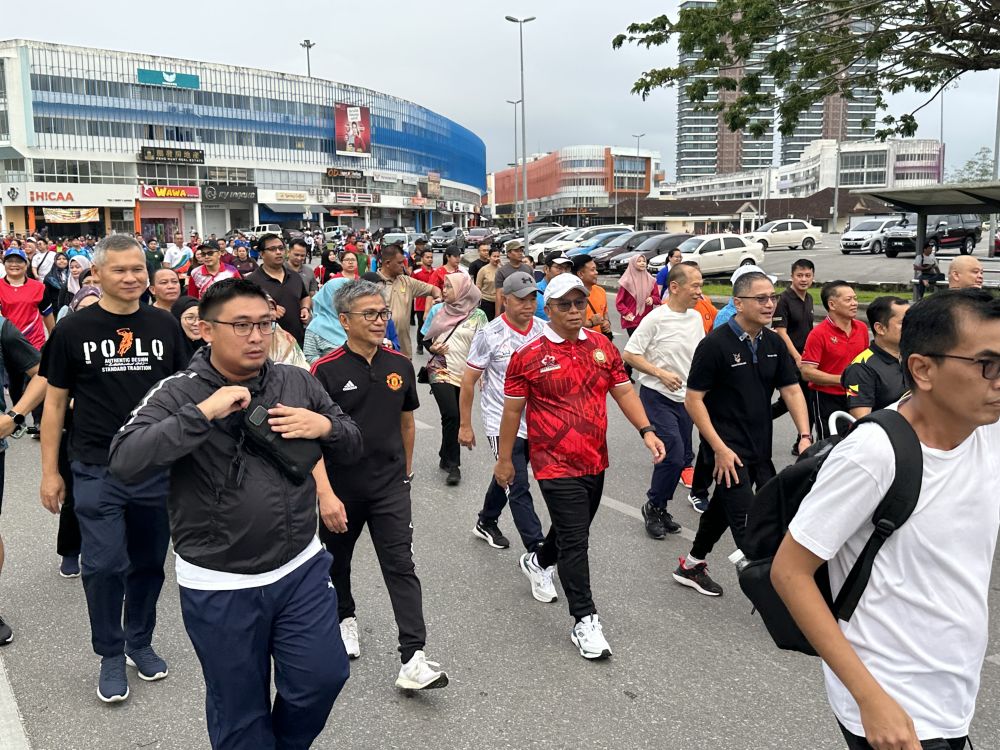 Abu Bakar (empat dari kiri), Dr. Annuar (tiga kiri) dan Wong (tiga kanan) yang menyertai program Larian Kesihatan MAKSAK bersama peserta daripada pelbagai agensi kerajaan di Dataran Tunku Haji Bujang, hari ini.