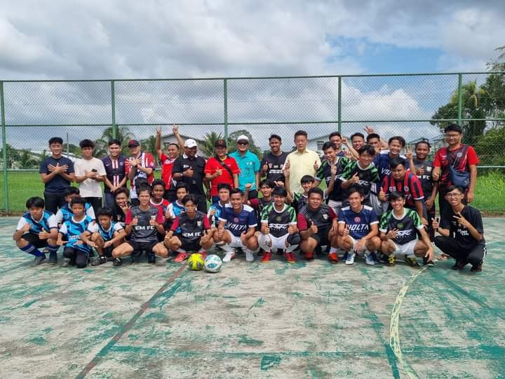 Ding merakamkan kenangan bersama sebahagian daripada pasukan yang berentap pada Pertandingan Futsal Tertutup anjuran Unit SABERKAS Taman Bintang Bintangor 2023 pada Jumaat.