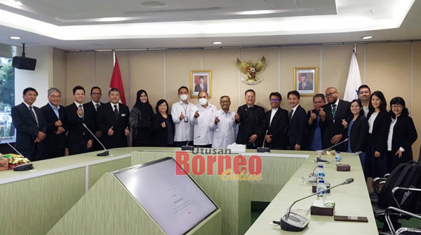 Roland bersama rombongan ketika mengadakan lawatan ke Kementerian Pelaburan Indonesia. 