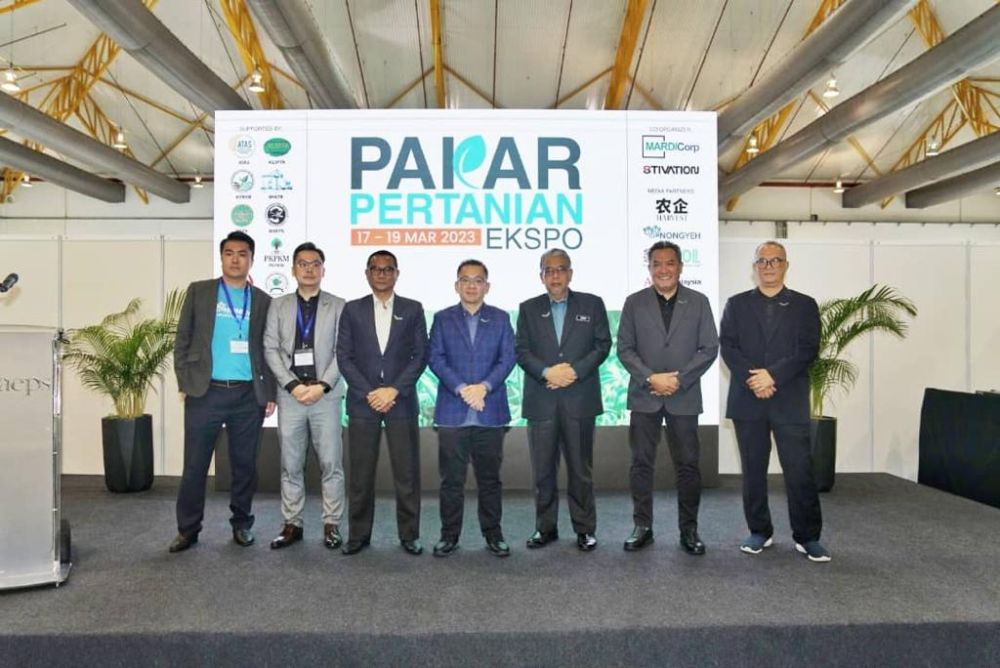 Chan (empat kiri) merakamkan kenangan bersama para pegawai tinggi MARDI Corp dan pemimpin terkemuka industri pertanian pada pembukaan rasmi Ekspo Pakar Pertanian di Serdang, Selangor pada Jumaat.
