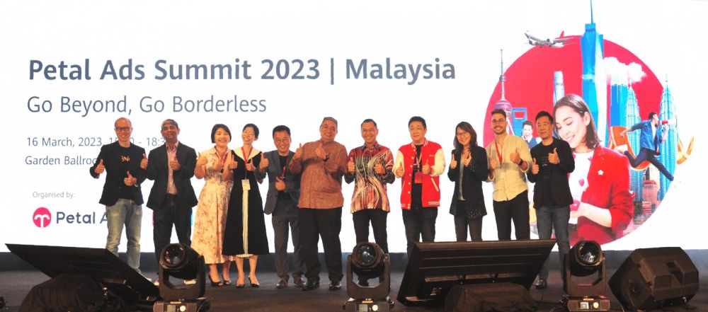  (Dari lima kiri) Nick Zhao, Iskandar dan Mahadhir bersama-sama ahli jawatankuasa lain pada Petal Ads Summit 2023.