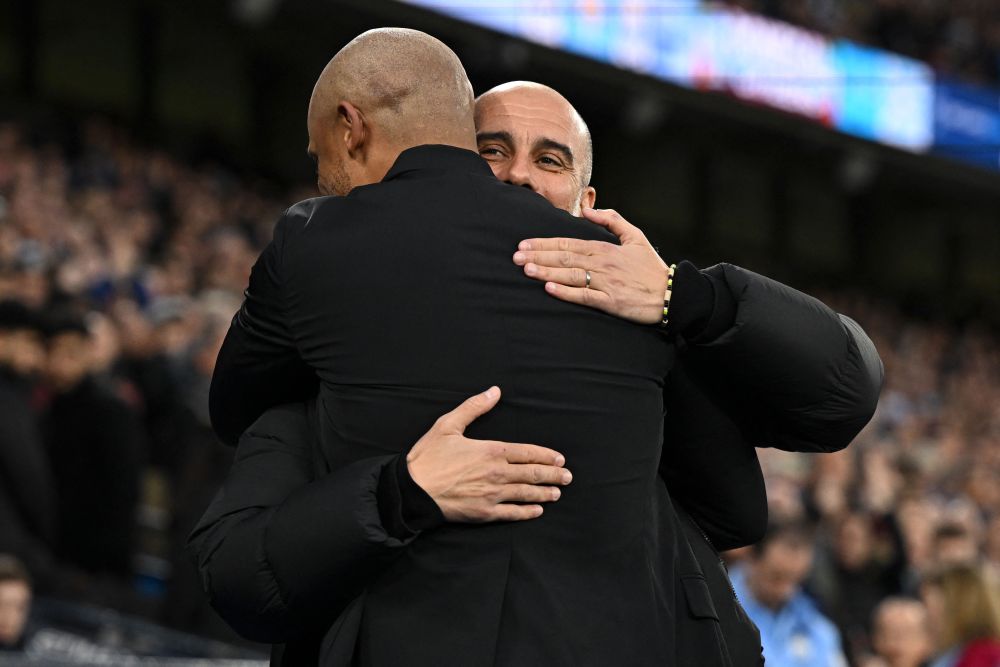  Kompany memeluk Guardiola sebelum sepak mula perlawanan. — Gambar AFP