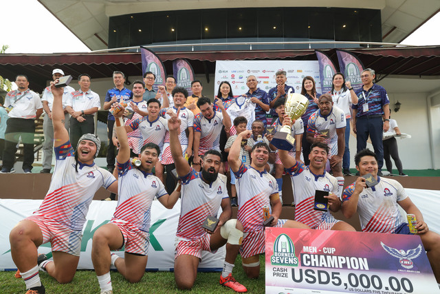 Pasukan lelaki Borneo Eagles meraikan kejuaraan selepas menjuarai kategori lelaki bagi Kejohanan Ragbi Borneo Sevens hari ini. - Gambar Bernama 