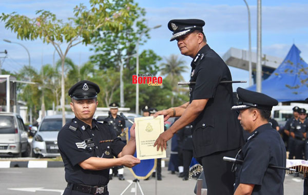  Mohd Zaidi (kanan) menyampaikan sijil penghargaan kepada anggota BSJ IPD Kota Kinabalu pada majlis itu.