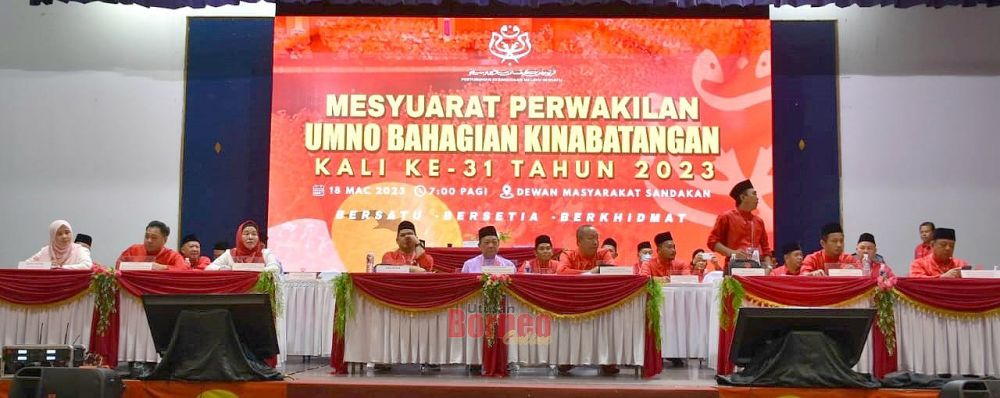  Bung bersama jawatankuasa UMNO  bahagian Kinabatangan di pentas persidangan.