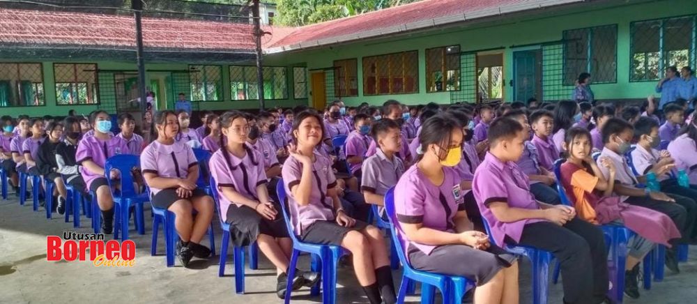  Murid-murid SRAT yang berhimpun pada hari pertama sesi persekolahan pada Isnin lalu.