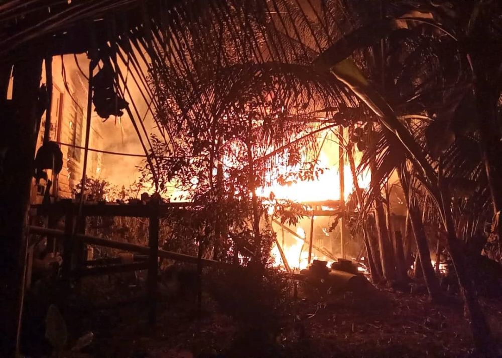  Kejadian kebakaran yang berlaku di Kampung Hulu 2, Serian melibatkan dua rumah, awal pagi tadi.