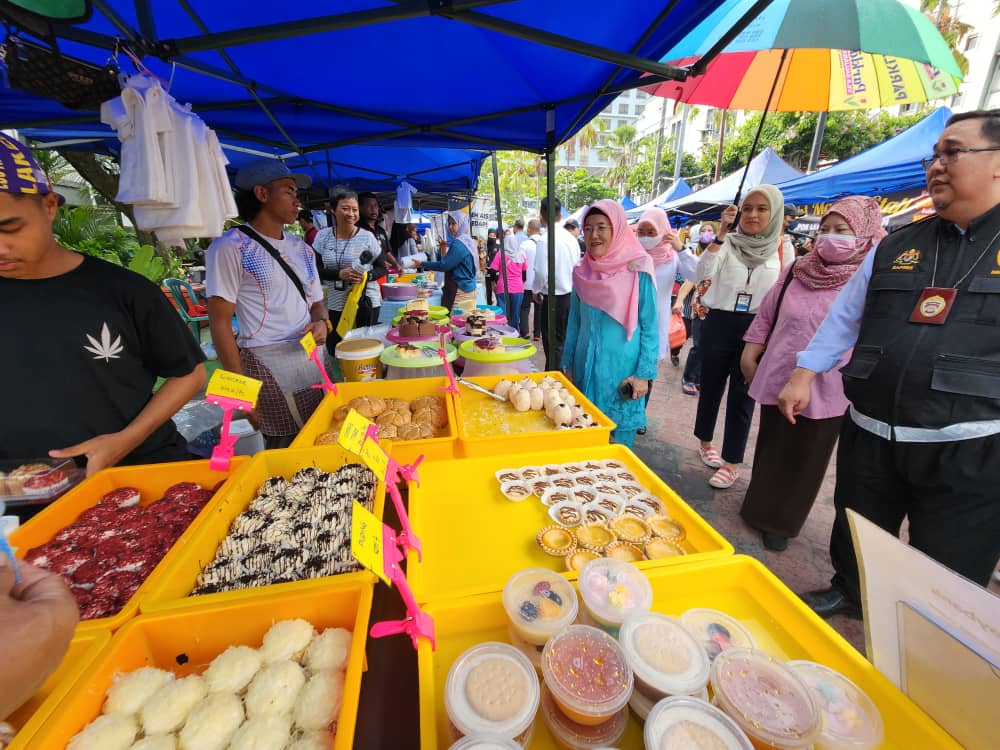  Rose Nani semasa bertemu dengan salah seorang peniaga di bazar Ramadan di sini.