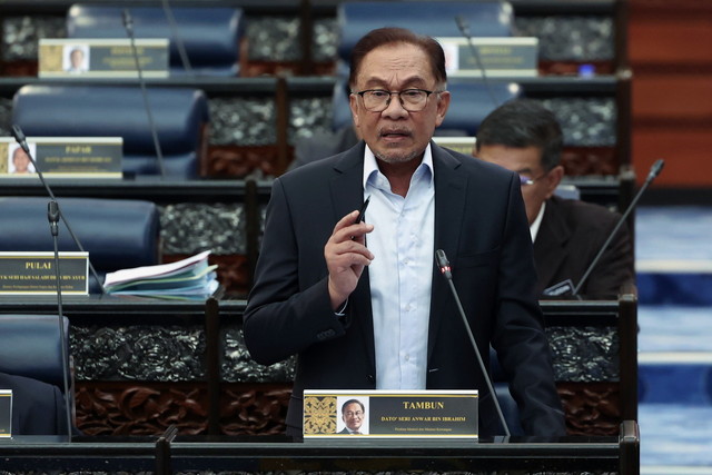 Anwar ketika sesi soal jawab pada Mesyuarat Pertama Penggal Kedua Parlimen ke-15 di Bangunan Parlimen hari ini. - Gambar Bernama 