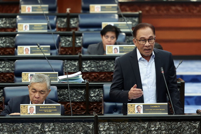 Anwar ketika sesi soal jawab pada Mesyuarat Pertama Penggal Kedua Parlimen ke-15 di Bangunan Parlimen hari ini. - Gambar Bernama
