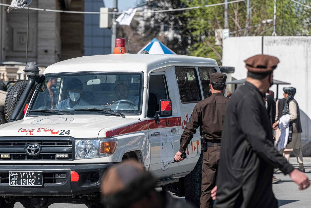  Ambulans membawa mangsa keluar dari kawasan serangan bom nekad di Kabul kelmarin. — Gambar AFP