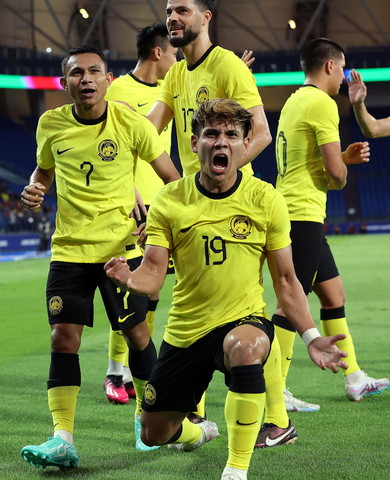  Pemain Harimau Malaya Muhamad Akhyar Abdul Rashid meraikan jaringan bersama rakan sepasukan pada Perlawanan Persahabatan Antarabangsa Tier 1 antara pasukan Harimau Malaya menentang pasukan Hong Kong di Stadium Sultan Ibrahim semalam. - Gambar Bernama 