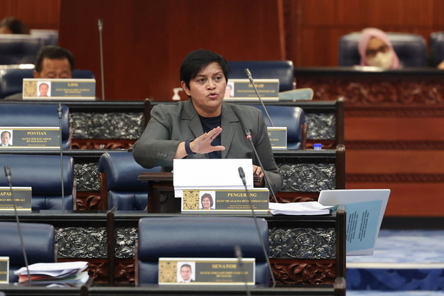 Azalina membentang Rang Undang-Undang pada Mesyuarat Pertama Penggal Kedua Parlimen ke-15 di Bangunan Parlimen hari ini. - Gambar Bernama 