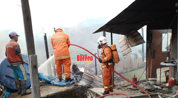  Anggota bomba memadam kebakaran membabitkan sebuah surau sekolah pondok tahfiz di Ranau.