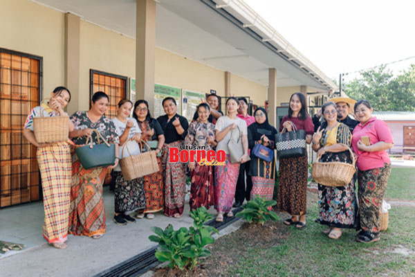  Hilda (enam kiri) dan sebahagian guru yang tampil berkain sarung bagi menjayakan program berkenaan. 