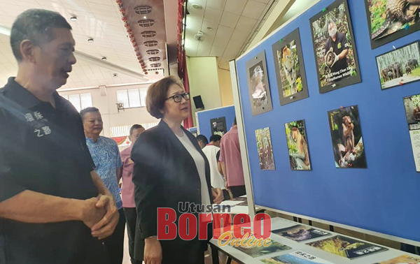  Christina (kanan) melawat tapak pameran fotografi pada majlis tersebut.