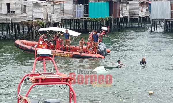  Pasukan bomba menjalankan operasi menyelematkan mangsa bot karam.