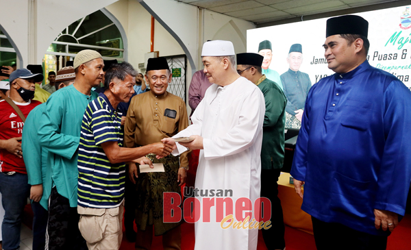  Hajiji menyampaikan sumbangan kepada golongan memerlukan di Masjid Jamek, Putatan.