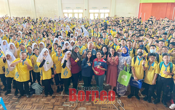  Rombongan KPJ Sabah bersama pelajar dan guru-guru SMK Tambulion.